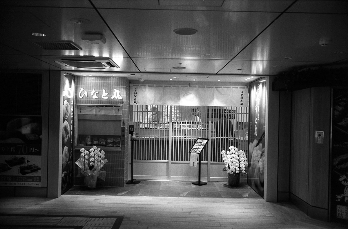 「立喰い寿司ひなと丸グランスタ八重北食堂店」がやっていた！｜Leica M5 + DR Summicron 1:2/50mm + Fomapan 400 Action