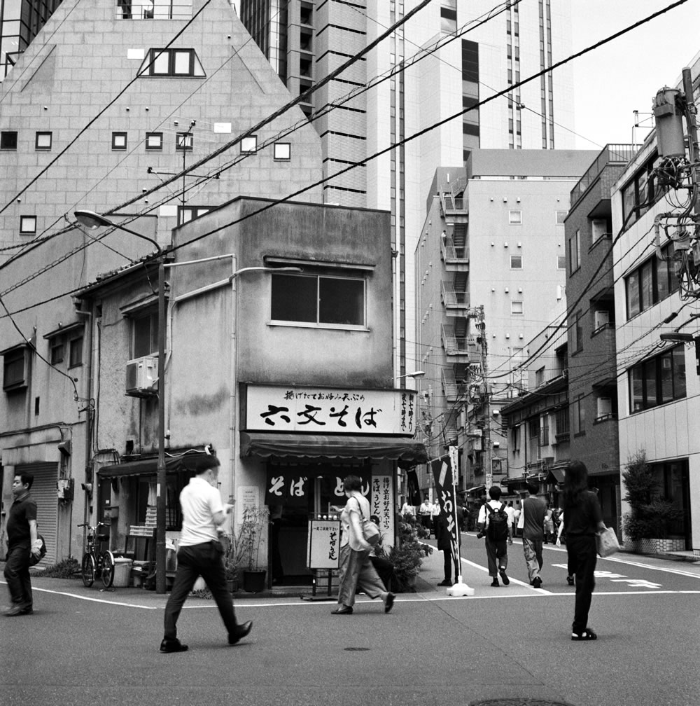 美味しそうな立ち食いそば屋さん！｜ROLLEIFLEX 2.8F + Fomapan 400 Action