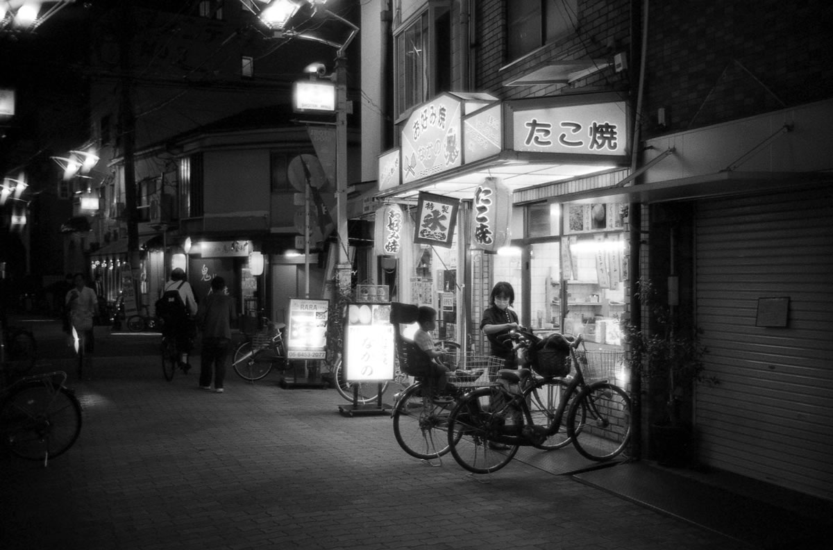 たこ焼き屋さんが大人気｜Leica M5 + Summilux 35mm f1.4 + ILFORD HP5 PLUS