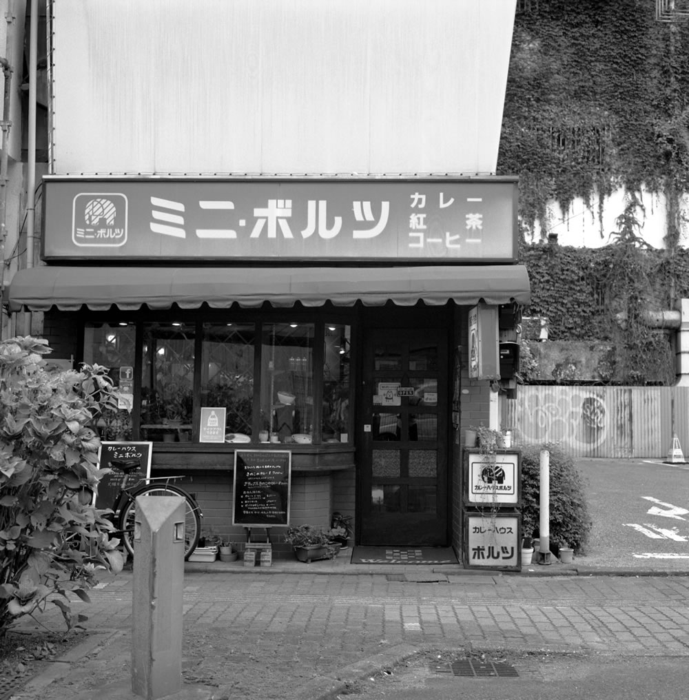 何やら素敵な喫茶店｜ROLLEIFLEX 2.8F + Kentmere 400