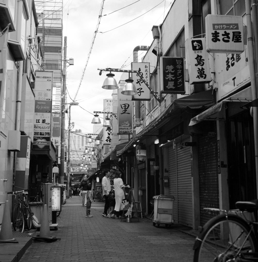 昼から楽しそうな蒲田｜ROLLEIFLEX 2.8F + Fomapan200 Creative