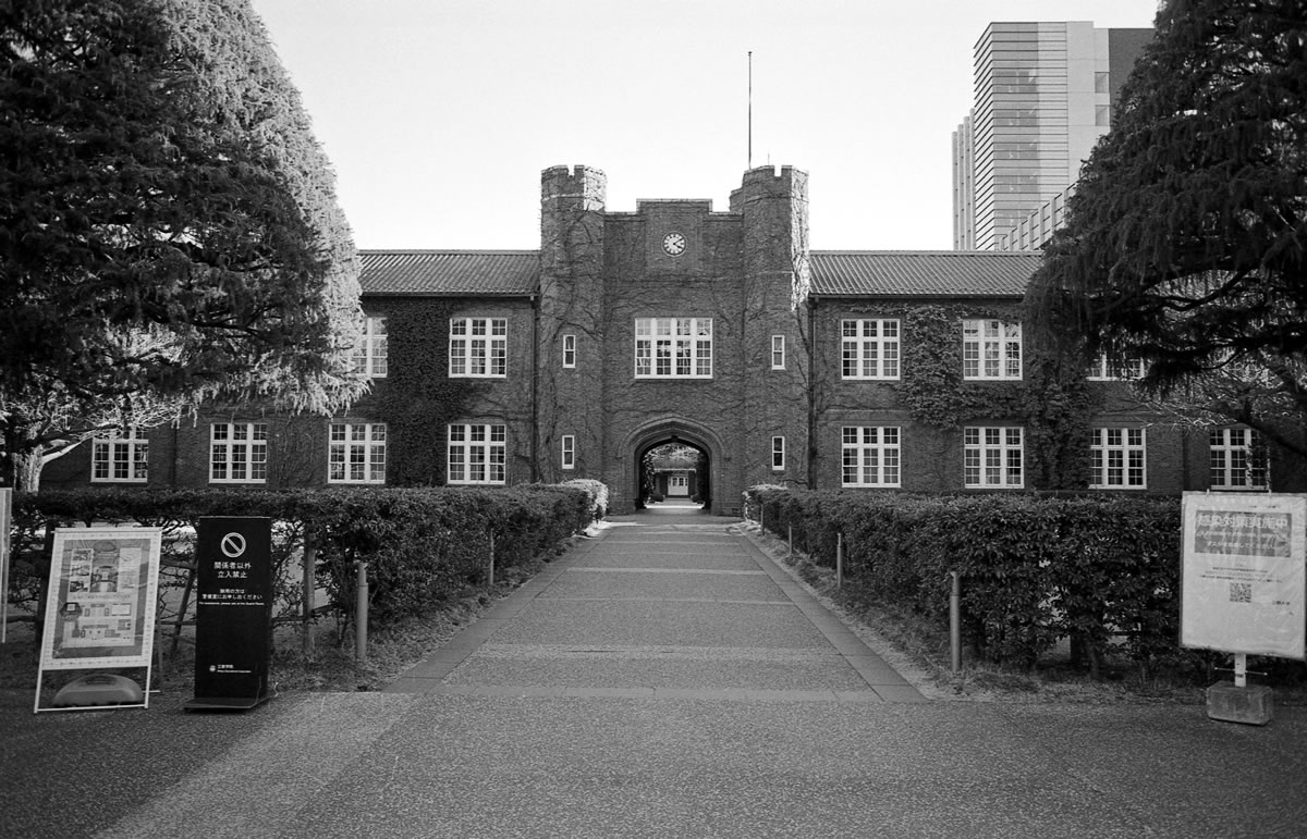 池袋といえば立教大学｜Leica M5 + SUMMARON-M f5.6/28mm + ILFORD HP5 PLUS