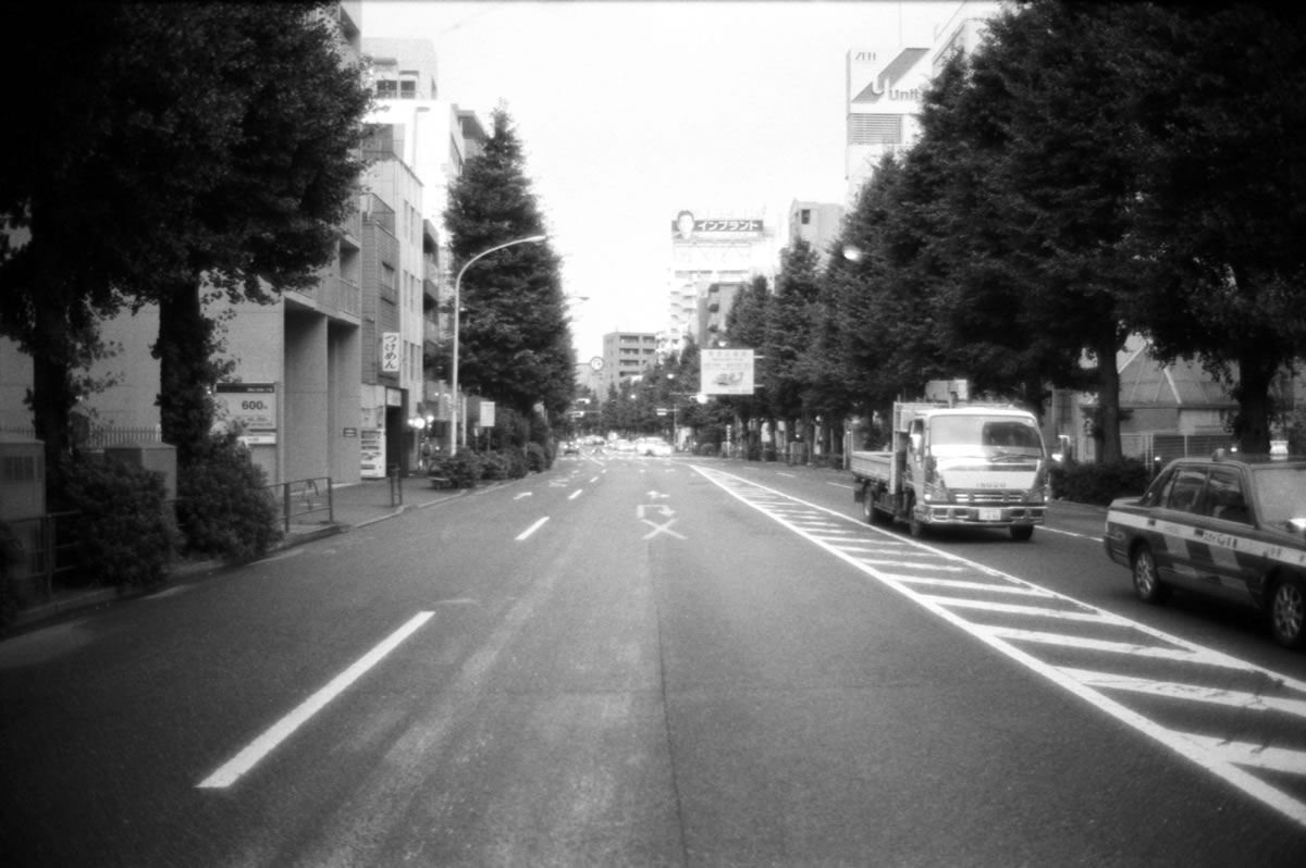 新青梅街道を渡ります｜Leica M5 + Summilux 35mm f1.4 + Marix 400