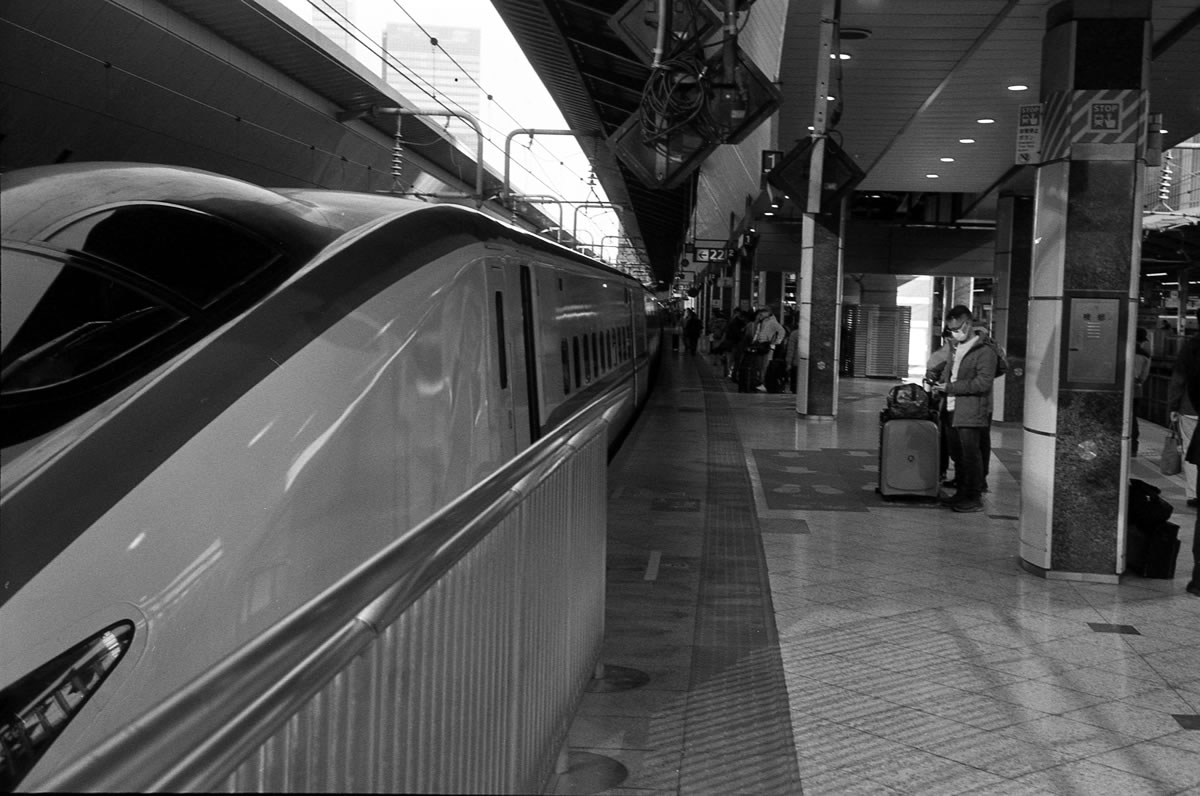 始発の新幹線に飛び乗って｜Rollei 35S + Fomapan 400 Action