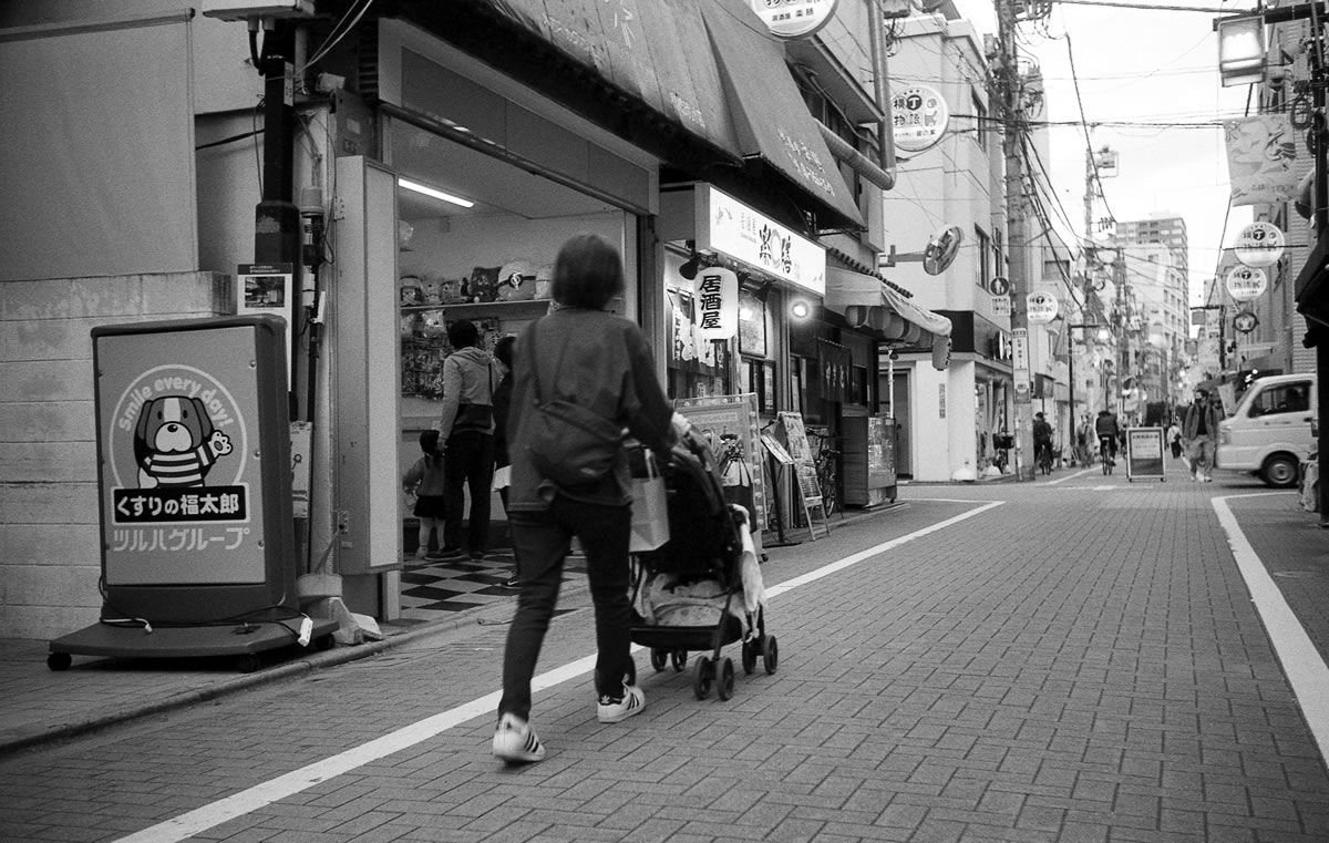 江戸川橋の商店街｜Leica M3 + Summaron 35mm F3.5 with goggles + Fomapan 400 Action