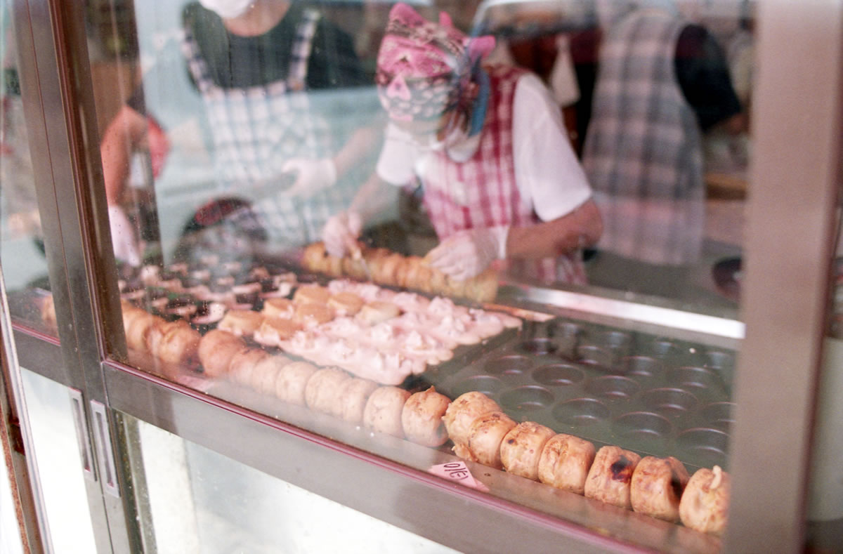 さのやは今川焼の有名店|Nikon F3 Limited + AI Nikkor 35mm f/1.4S + KODAK ColorPlus 200