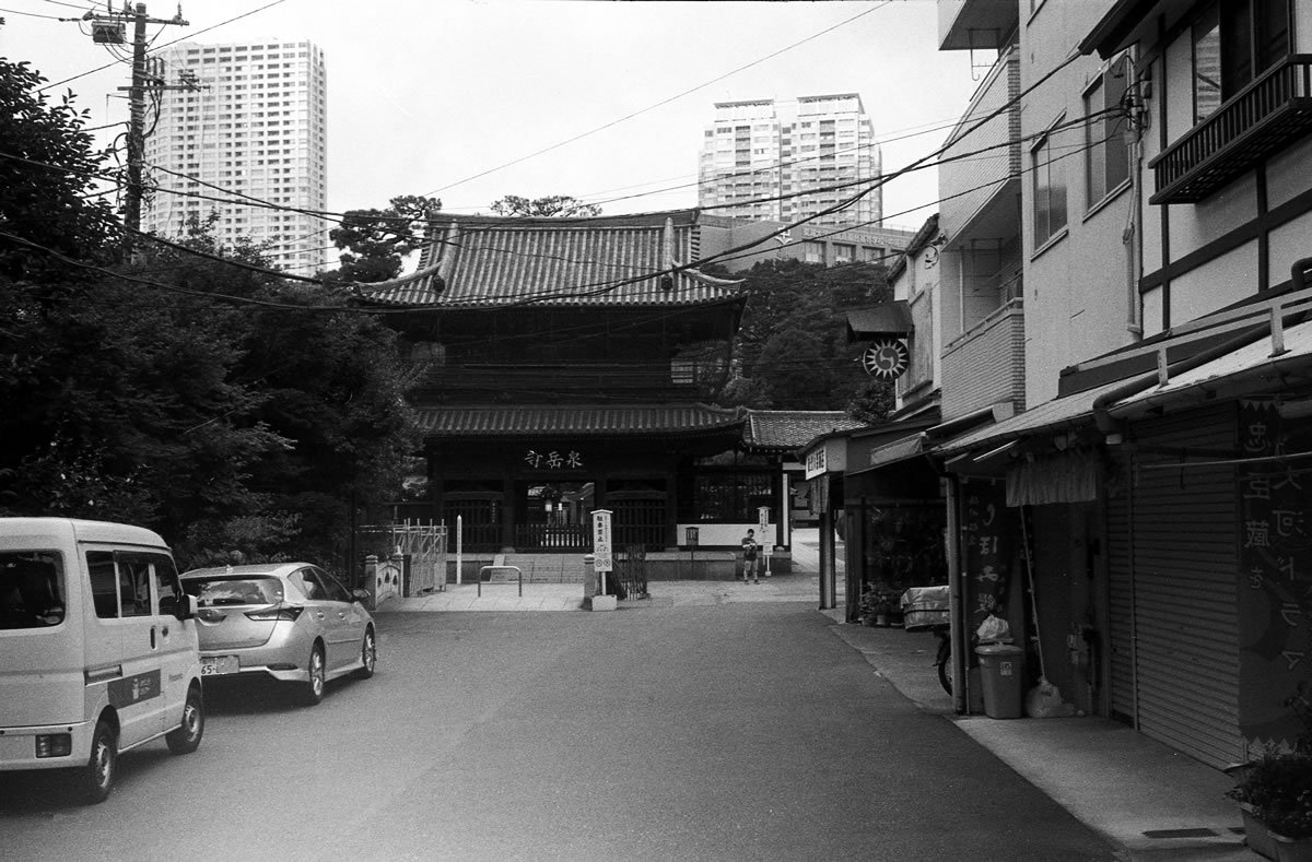 泉岳寺｜Rollei 35S + MARIX 400