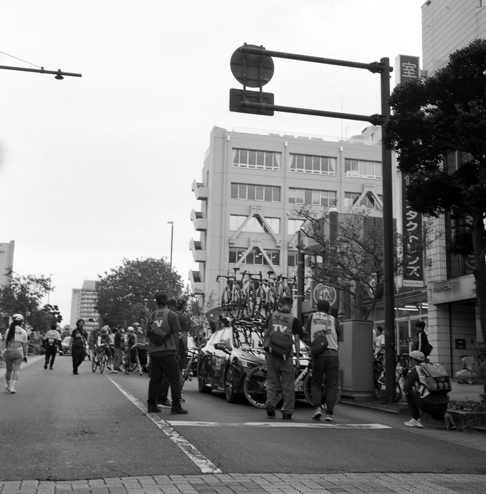 レースの開幕を待つ選手たち｜ROLLEIFLEX 3.5F + Kentmere 400