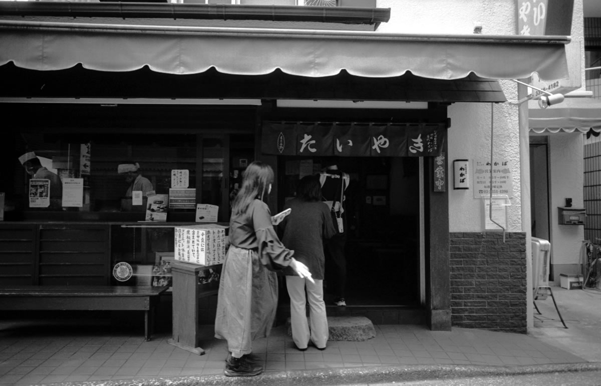 開店直後から行列が｜Leica M5 + SUMMARON-M f5.6/28mm + Fomapan 400 Action