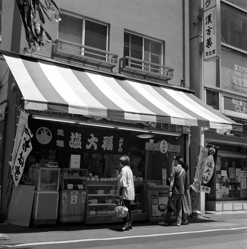 元祖塩大福とな？｜ROLLEIFLEX 2.8F + Fomapan 400 Action