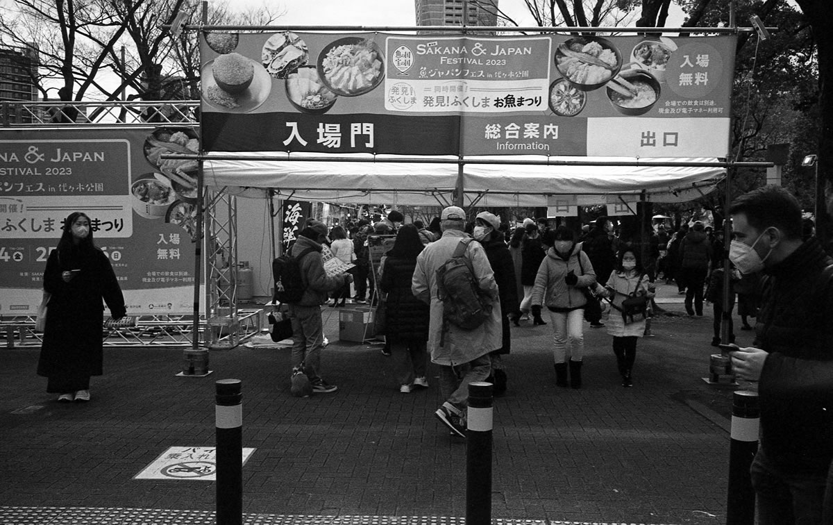 こちらは魚ジャパンフェス会場入り口｜Leica M3 + Summaron 35mm F3.5 with goggles + ILFORD HP5 PLUS