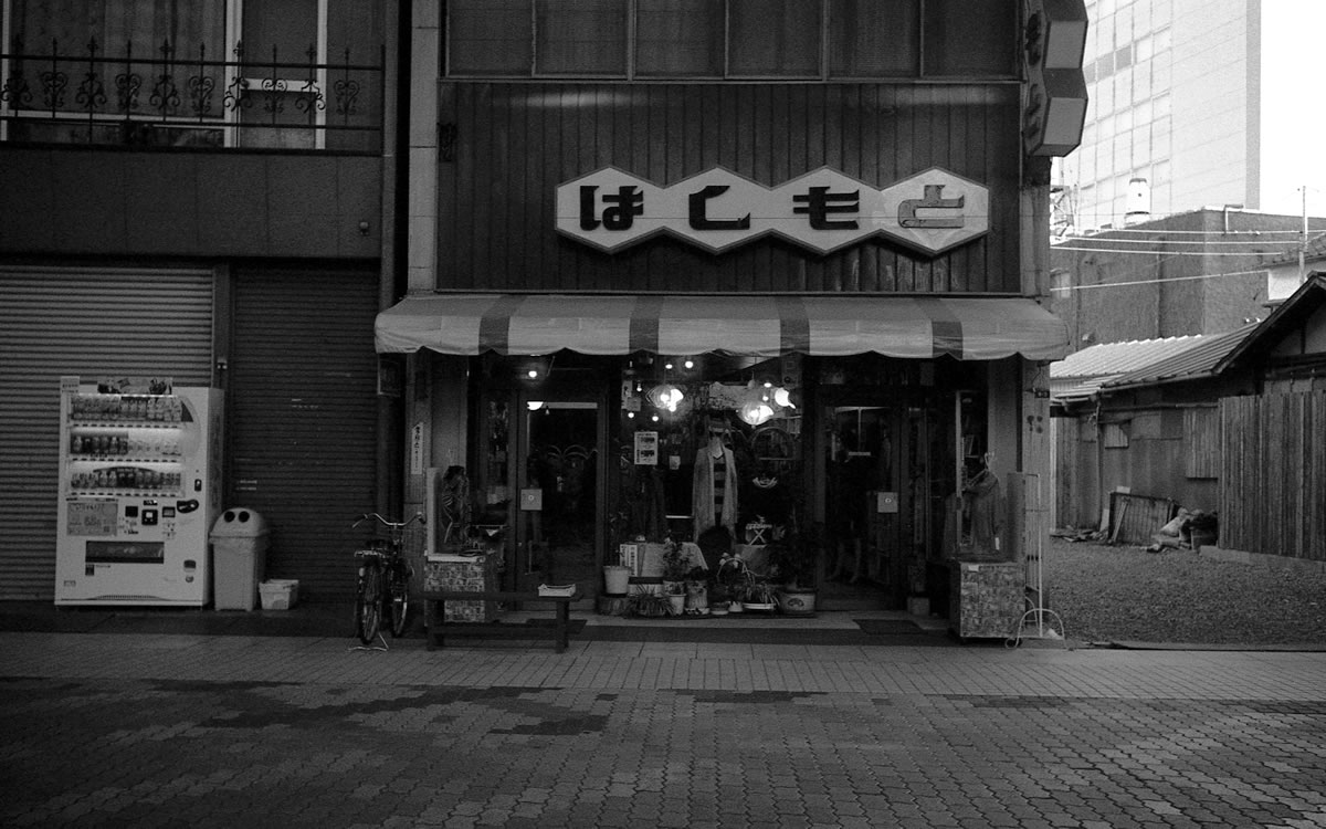 洋服店は営業中｜Leica M3 + Summaron 35mm F3.5 with goggles + Fomapan 400 Action