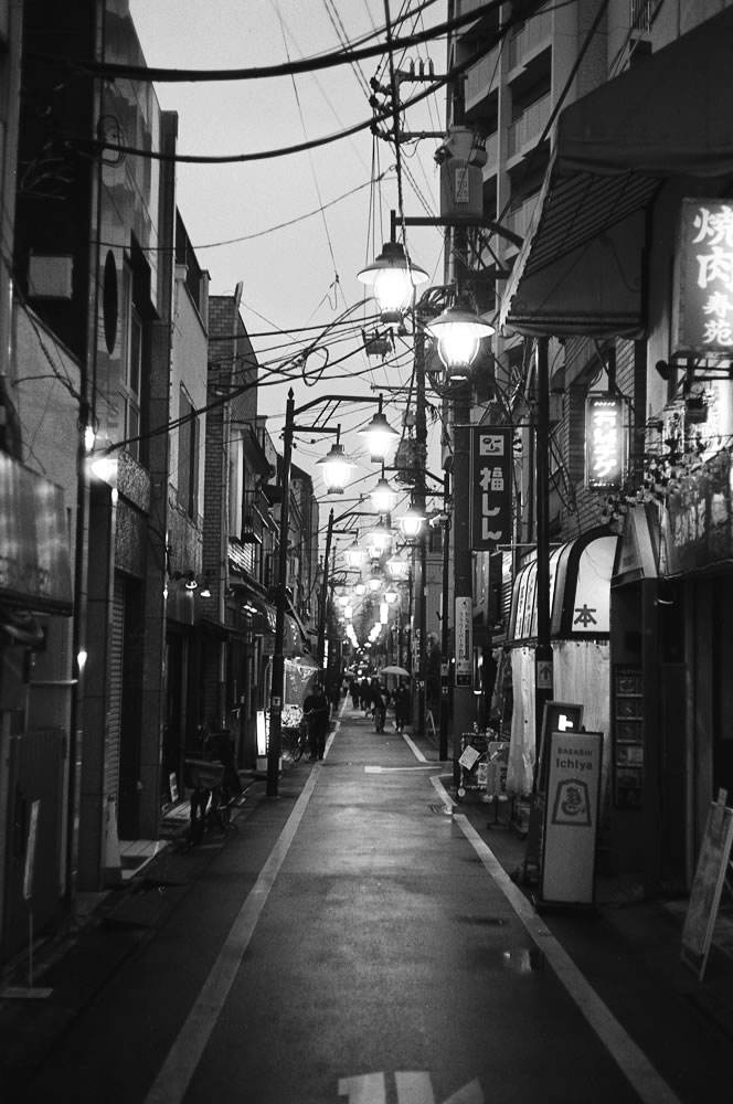 小さな商店街も賑わっています｜Leica M3 + DR Summicron 1:2/50mm + Marix 400