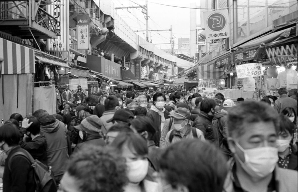 例年よりは混雑してないアメ横｜Leica M3 + C Sonnar T* 1.5/50 ZM + FKodak TRI-X 400