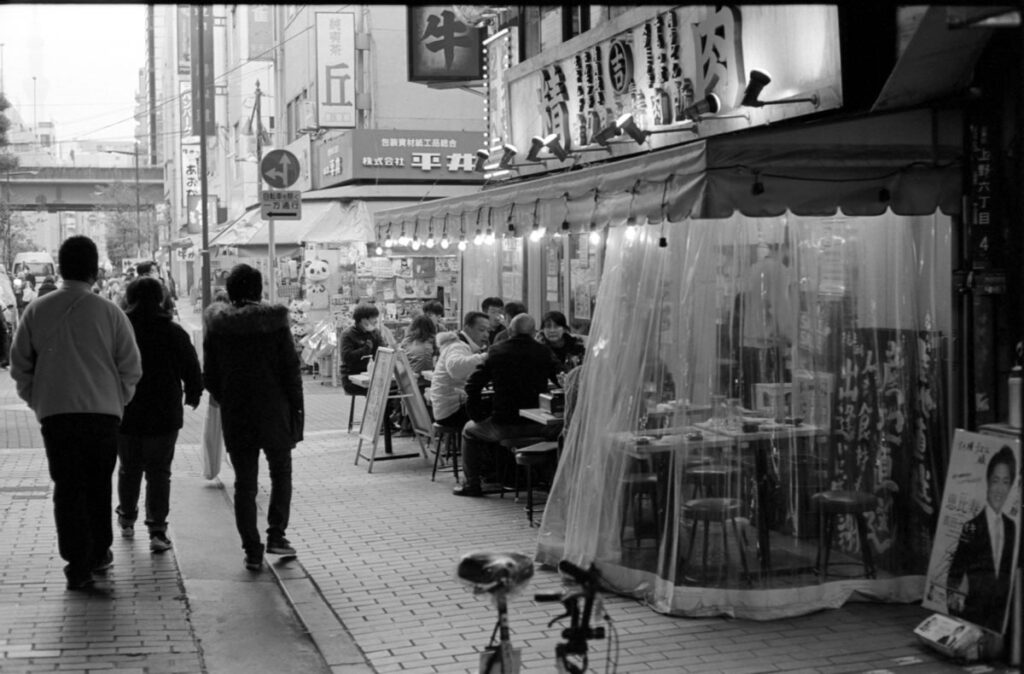 アメ横の飲み屋②｜Leica M3 + C Sonnar T* 1.5/50 ZM + FKodak TRI-X 400