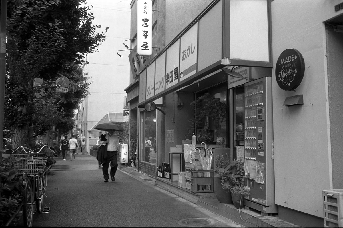 クリーニング屋？ いえいえ、ここが目指すお店です｜Leica M5 + Summilux 35mm f1.4 + Marix 400