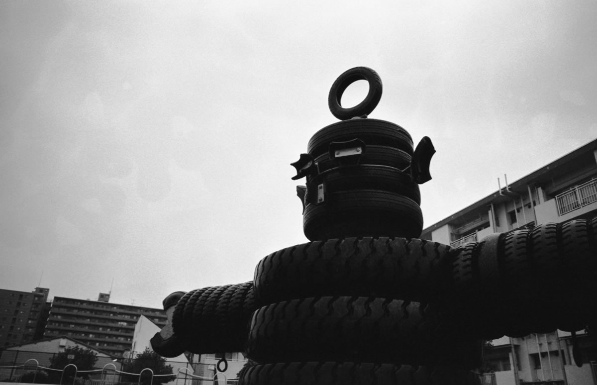 タイヤのオブジェがいっぱいで楽しい｜Leica M5 + SUMMARON-M f5.6/28mm + Fomapan 400 Action