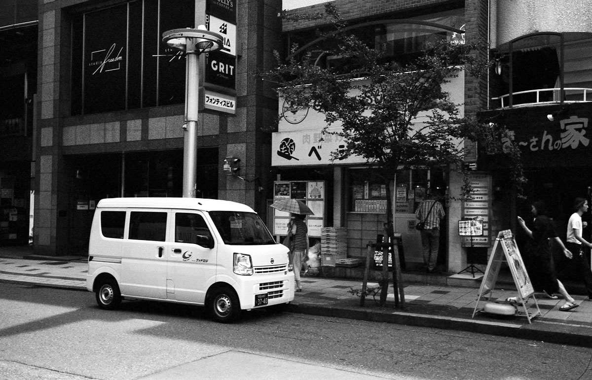 ベジ郎に到着｜Leica M3 + Summaron 35mm F3.5 with goggles + Fomapan 400 Action