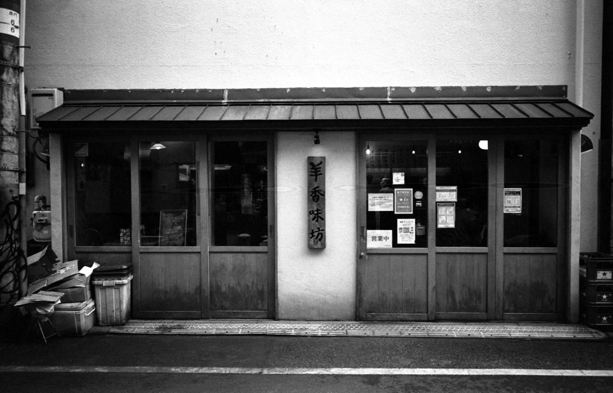 羊香味坊（ヤンシャンアジボウ）｜Leica M3 + SUMMARON-M f5.6/28mm + ILFORD HP5 PLUS