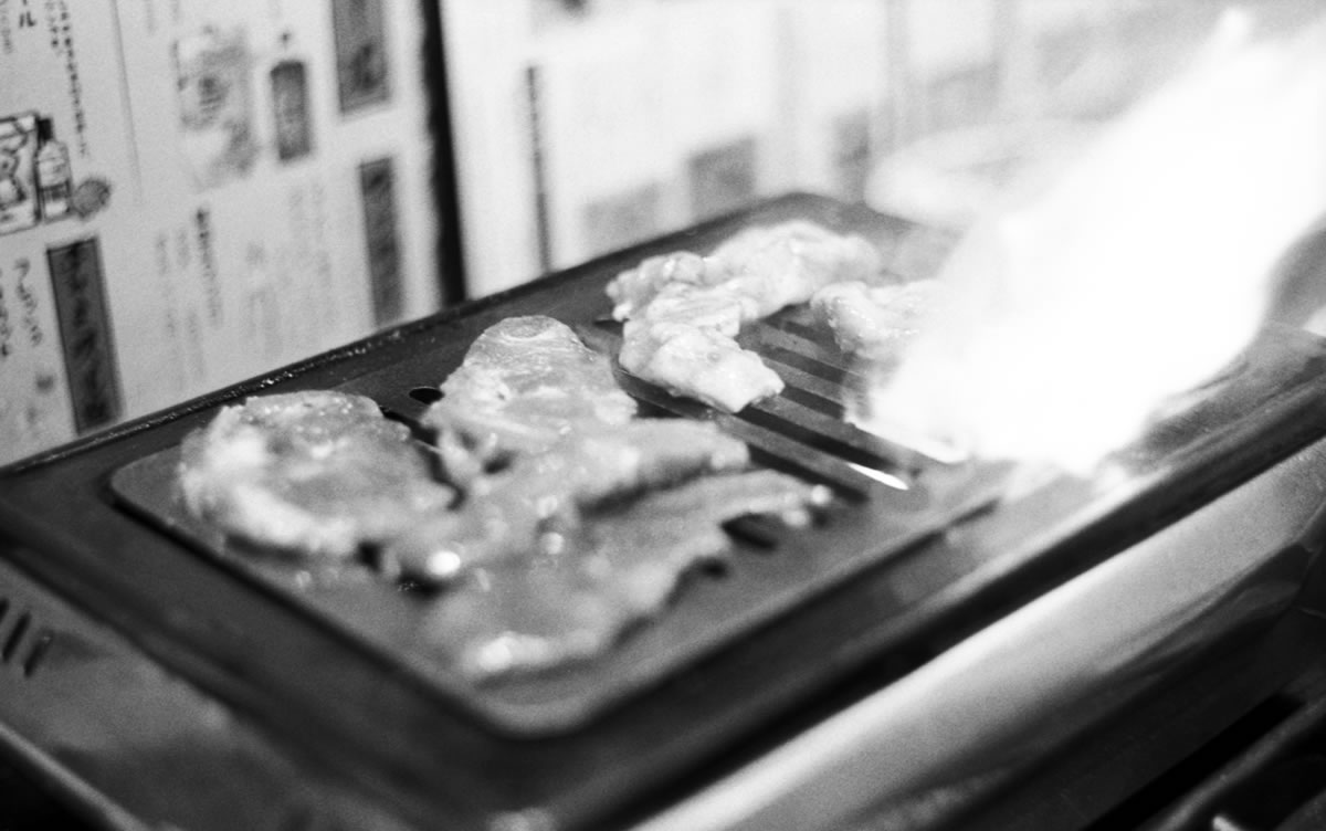 ホルモン人生タロちゃんは名店だった｜Leica M3 + DR Summicron 1:2/50mm + ILFORD HP5 PLUS