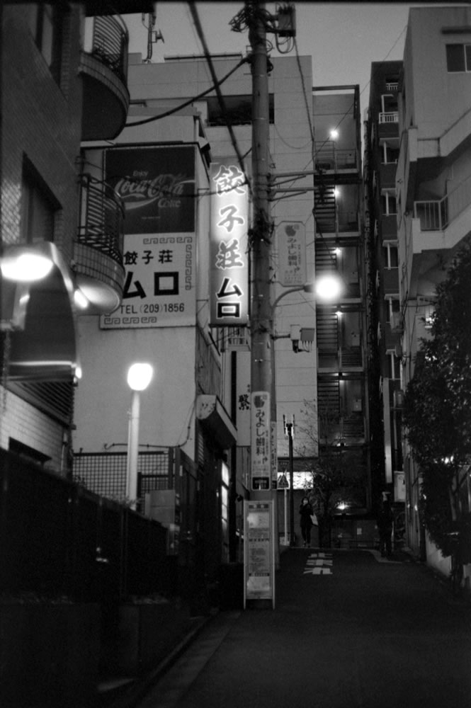 「餃子荘ムロ」もいつか入ってみたいお店｜Leica M3 + C Sonnar T* 1.5/50 ZM + Fujifilm Neopan 400 Presto