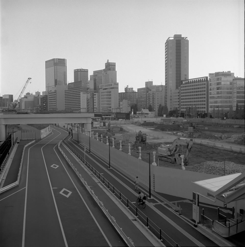 高輪ゲートウェイ駅の駅前はまだ開発中｜ROLLEIFLEX 2.8F + ILFORD HP5 PLUS