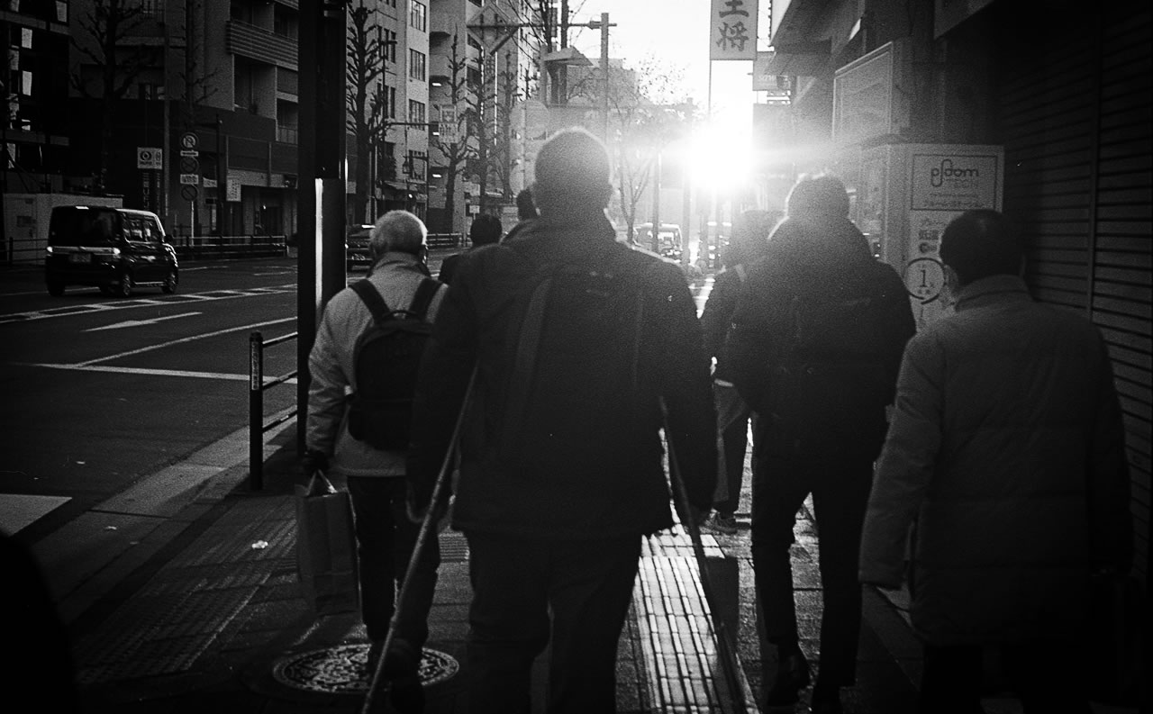 通勤に光を｜Leica M3 + C Sonnar T* 1.5/50 ZM + KODAK PROFESSIONAL TRI-X