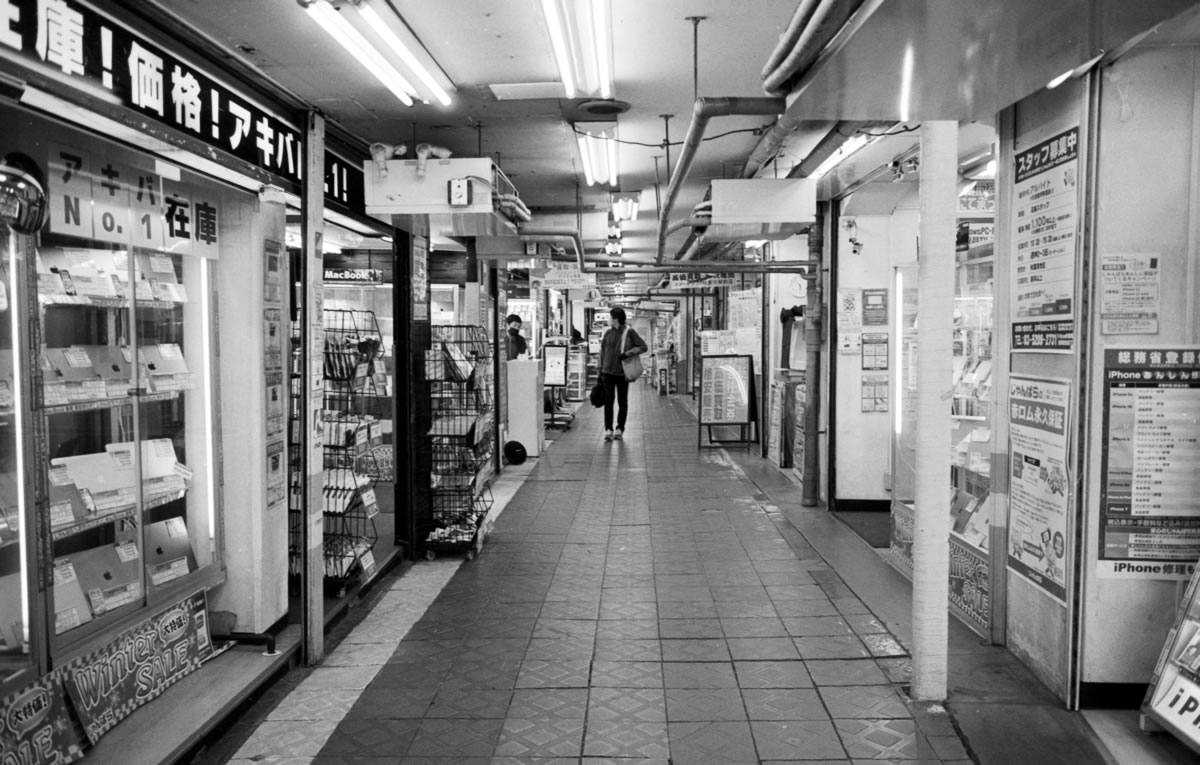 秋葉原の電気街｜Leica M3 + SUMMARON-M f5.6/28mm + ILFORD HP5 PLUS