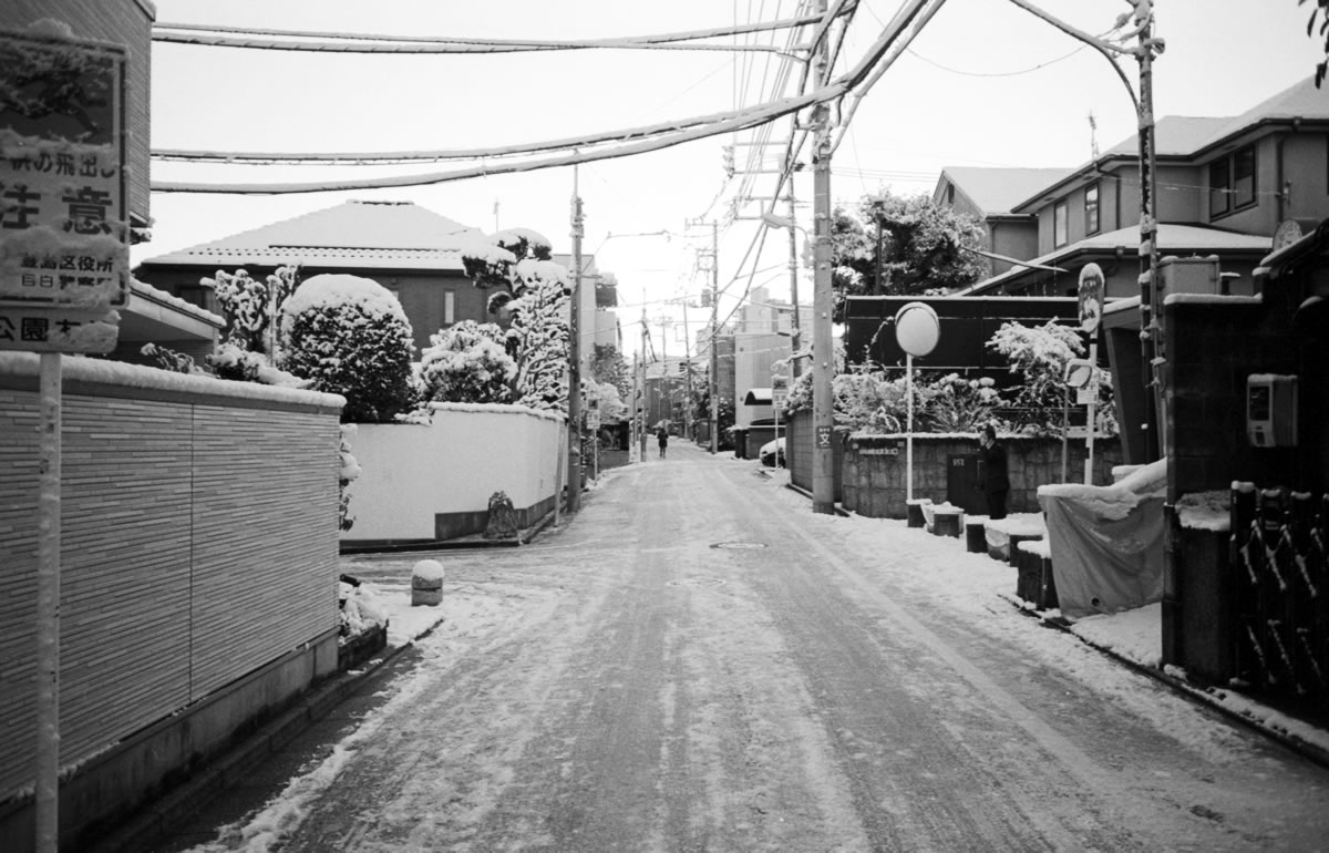 大雪が降った翌日にビールを飲みに行く｜Leica M3 + SUMMARON-M f5.6/28mm + ILFORD HP5 PLUS