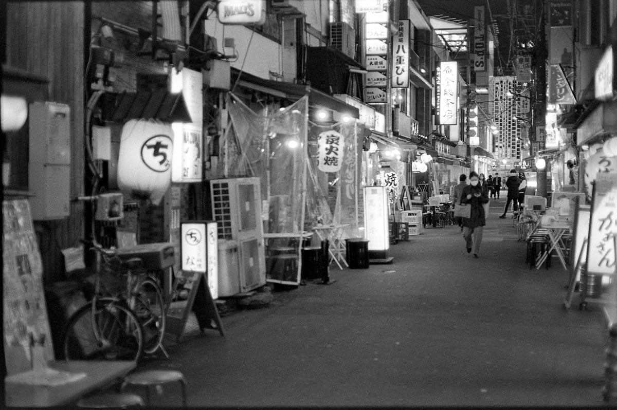 期限切れプレスト、新橋の夜景もバッチリ｜LEICA M5 + C Sonnar 50mm F1.5 + FUJIFILM NEOPAN 400 PRESTO