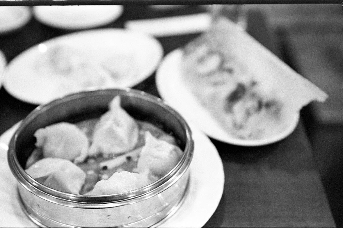 一味玲玲にせっかくのごちそうもピントが合わず・・・｜LEICA M5 + C Sonnar 50mm F1.5 + FUJIFILM NEOPAN 400 PRESTO