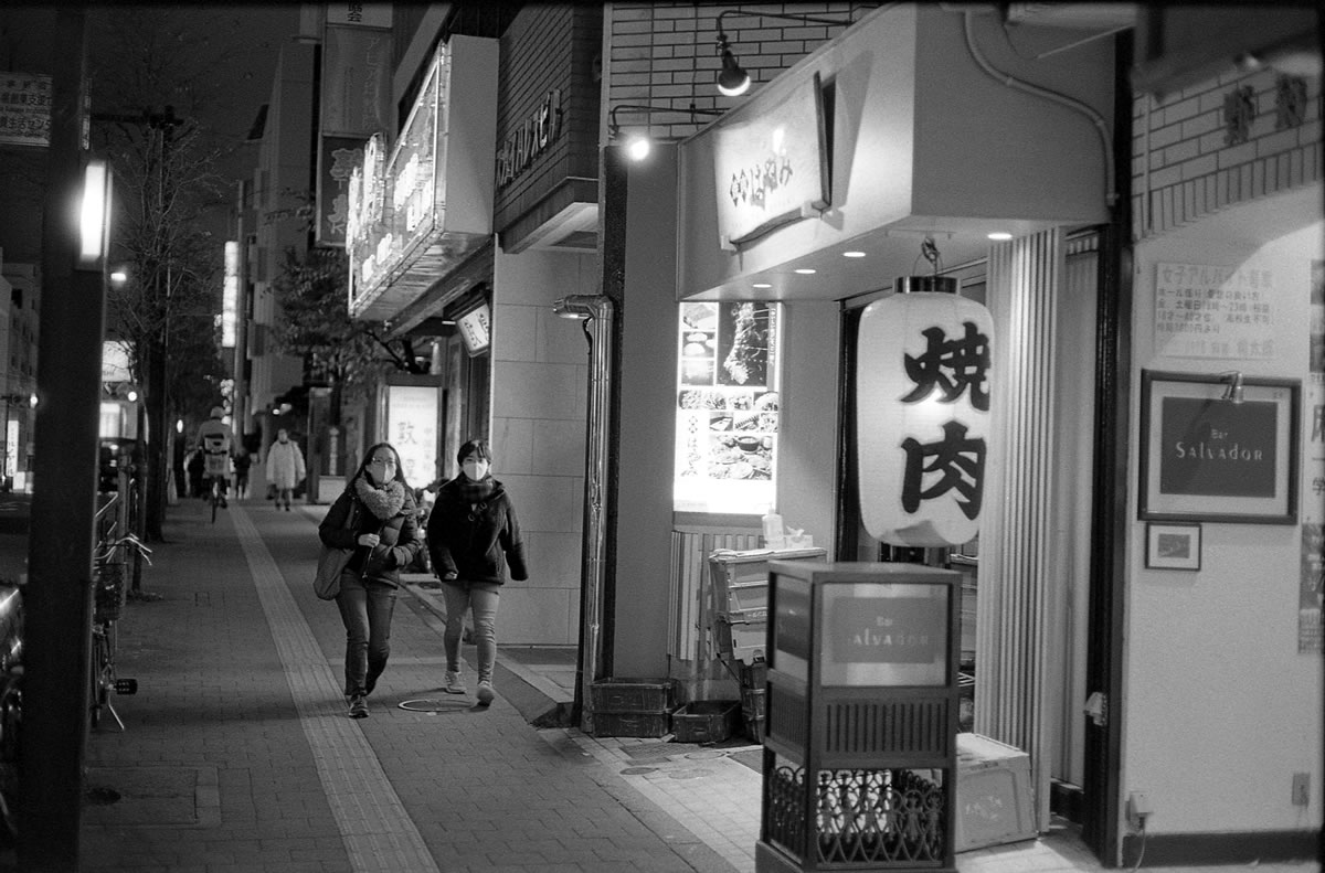 はやみに到着｜Leica M3 + C Sonnar T* 1.5/50 ZM + Fujifilm Neopan 400 Presto