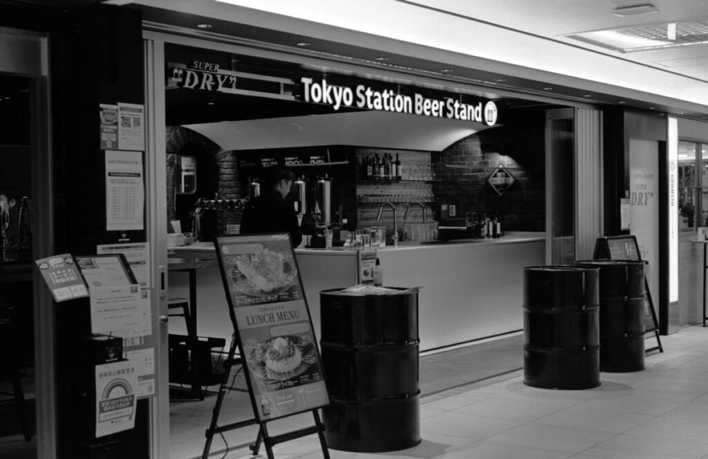 Tokyo Station Beer Standに寄ってみた｜Leica M3 + C Sonnar T* 1.5/50 ZM + FKodak TRI-X 400