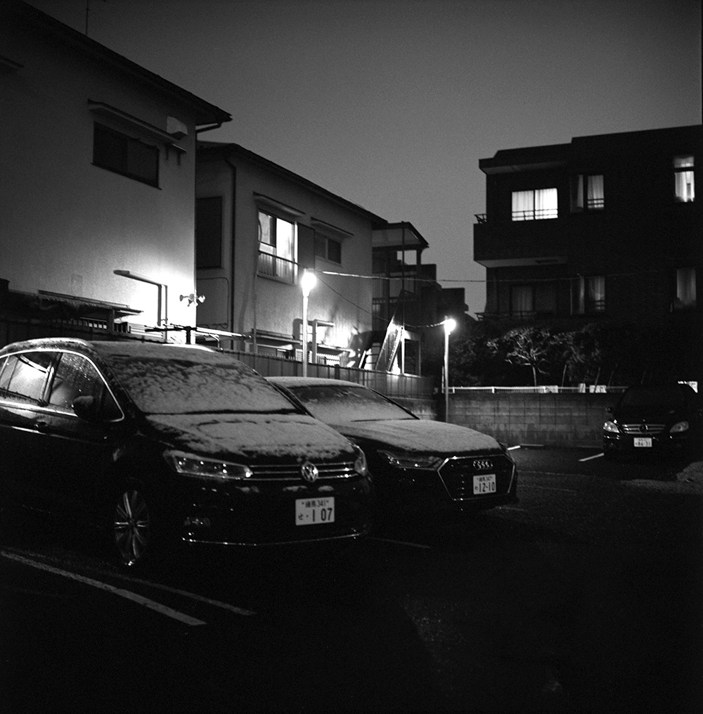 雪がかすかに降った名残｜ROLLEIFLEX 2.8F + ILFORD HP5 PLUS