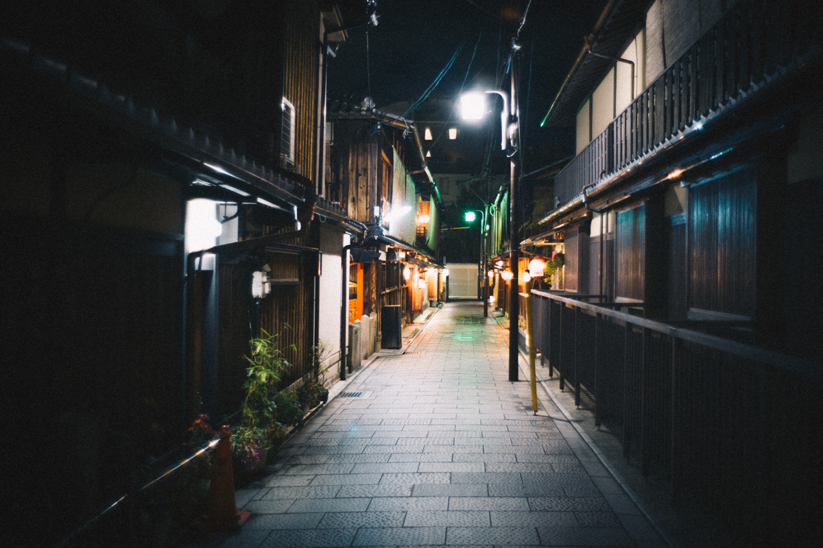 京都の・・・どこだろう、料亭街の一角｜Leica M10 + Summilux 35mm f1.4